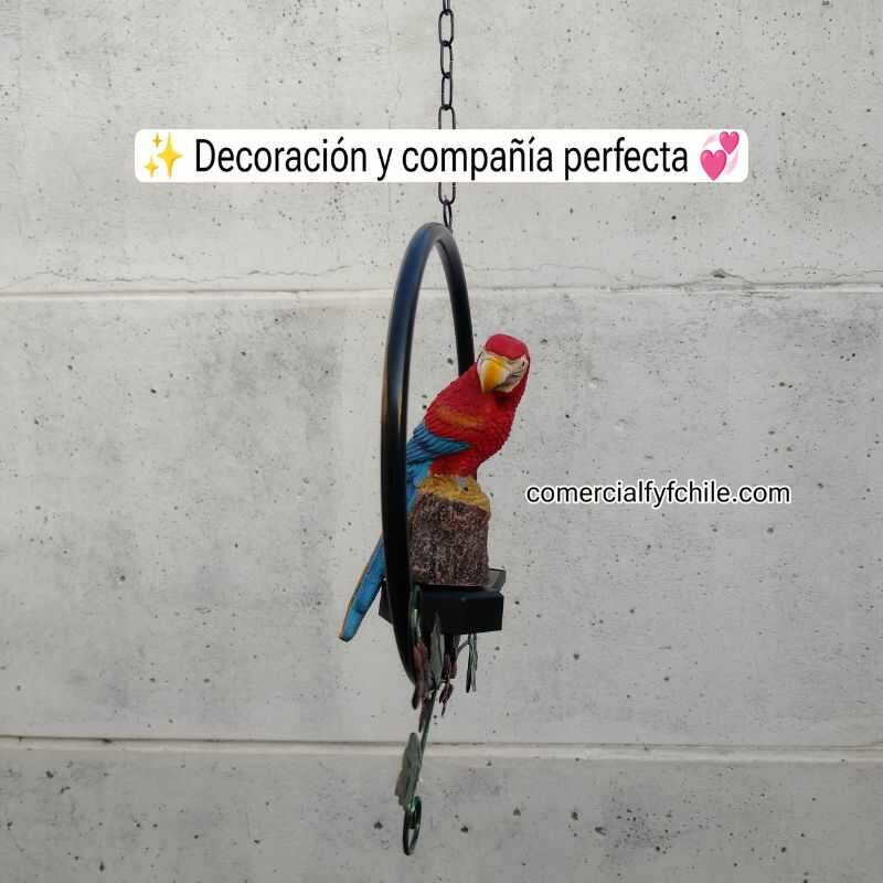 Loro amazónico rojo con energía solar decorando una terraza iluminada