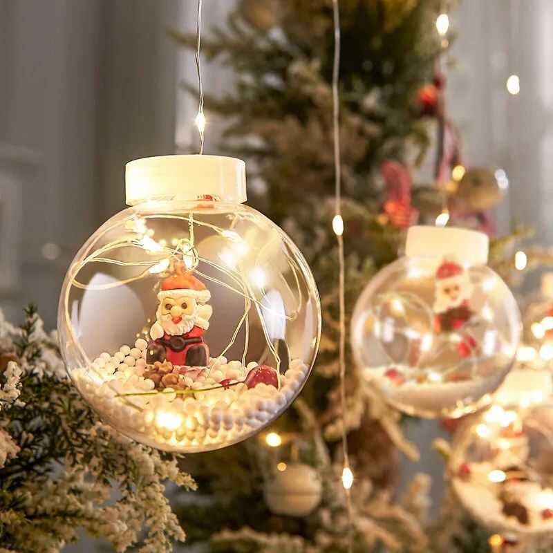 Guirnaldas de luces solares de Papá Noel en un árbol